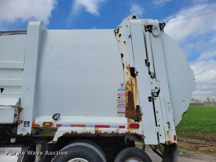 image for item DZ7039 2015 Peterbilt 320 refuse truck