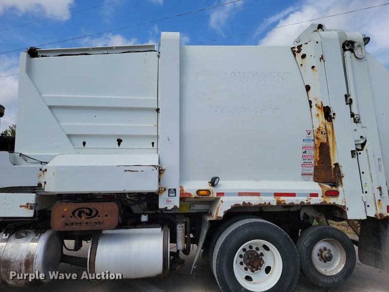 image for item DZ7039 2015 Peterbilt 320 refuse truck