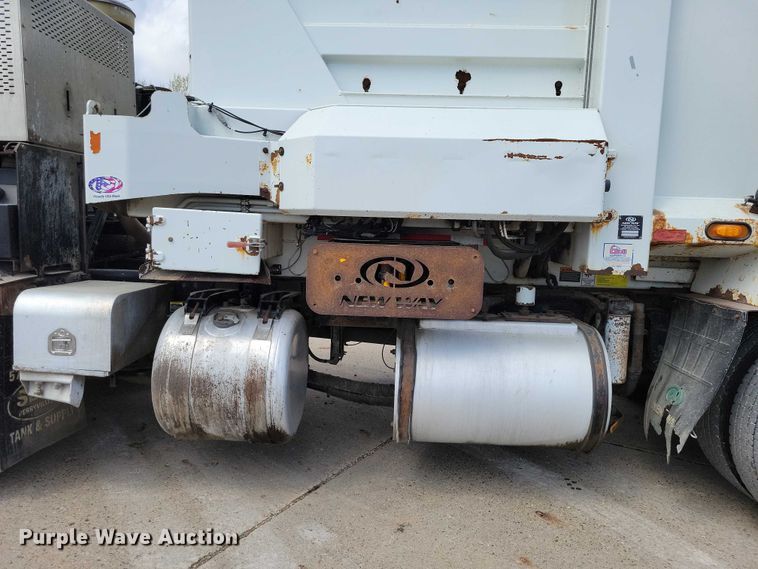 image for item DZ7039 2015 Peterbilt 320 refuse truck