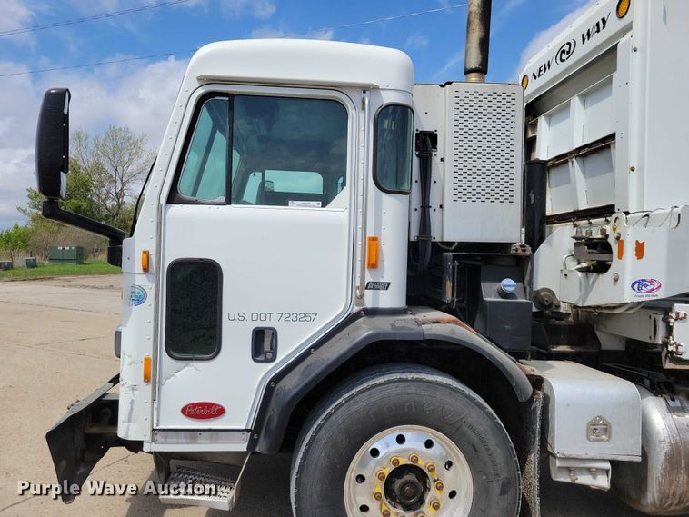 image for item DZ7039 2015 Peterbilt 320 refuse truck