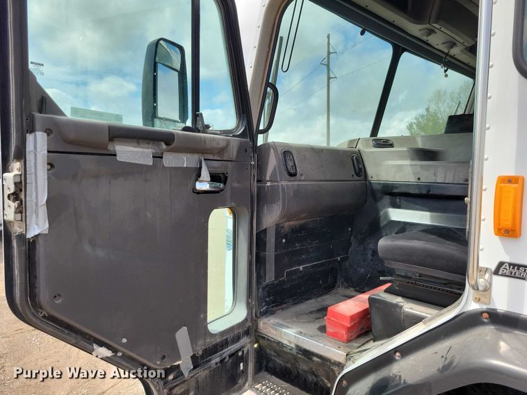 image for item DZ7039 2015 Peterbilt 320 refuse truck