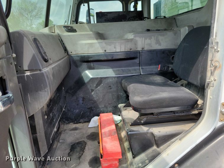 image for item DZ7039 2015 Peterbilt 320 refuse truck