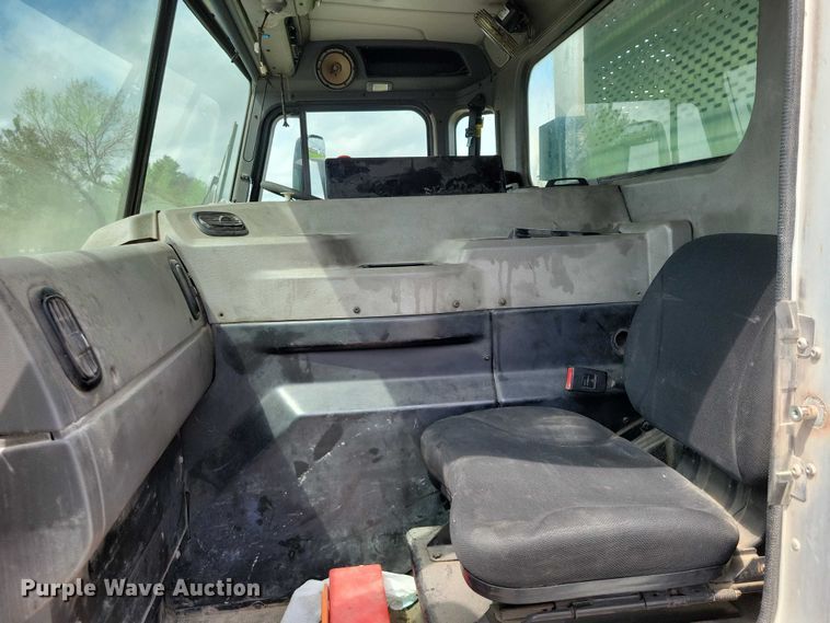 image for item DZ7039 2015 Peterbilt 320 refuse truck