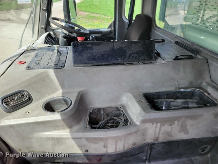 image for item DZ7039 2015 Peterbilt 320 refuse truck