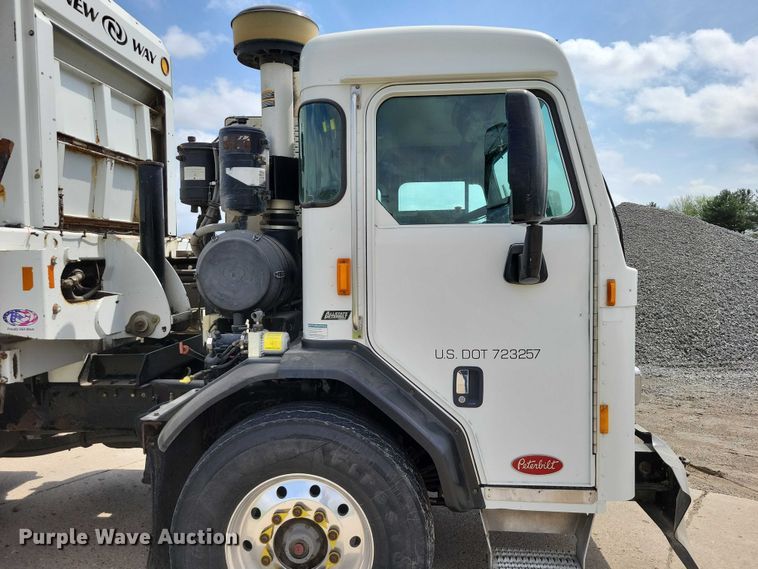 image for item DZ7039 2015 Peterbilt 320 refuse truck