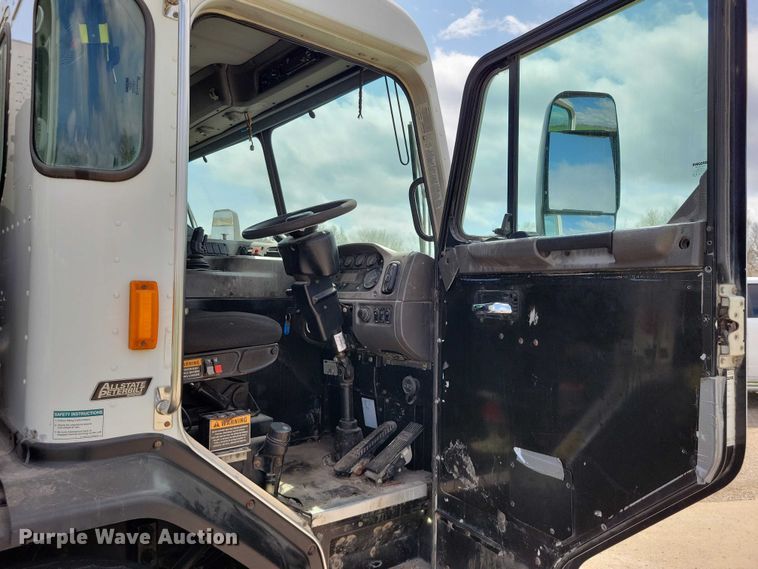 image for item DZ7039 2015 Peterbilt 320 refuse truck