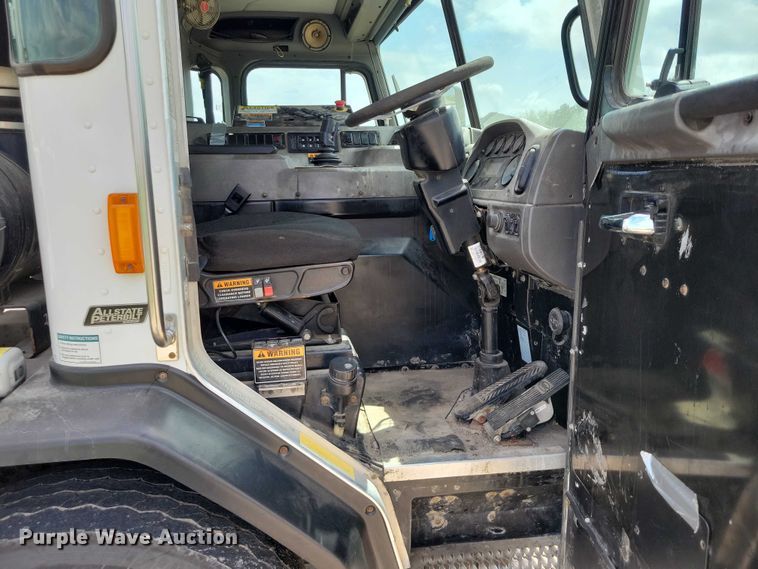 image for item DZ7039 2015 Peterbilt 320 refuse truck