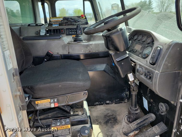 image for item DZ7039 2015 Peterbilt 320 refuse truck