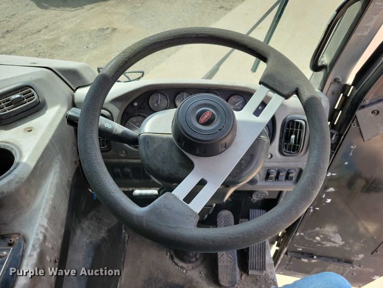 image for item DZ7039 2015 Peterbilt 320 refuse truck