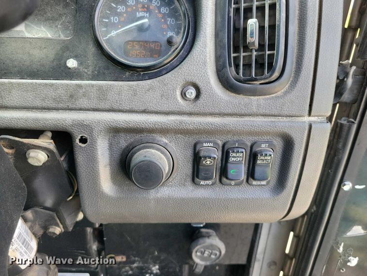 image for item DZ7039 2015 Peterbilt 320 refuse truck