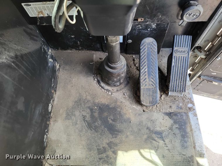 image for item DZ7039 2015 Peterbilt 320 refuse truck