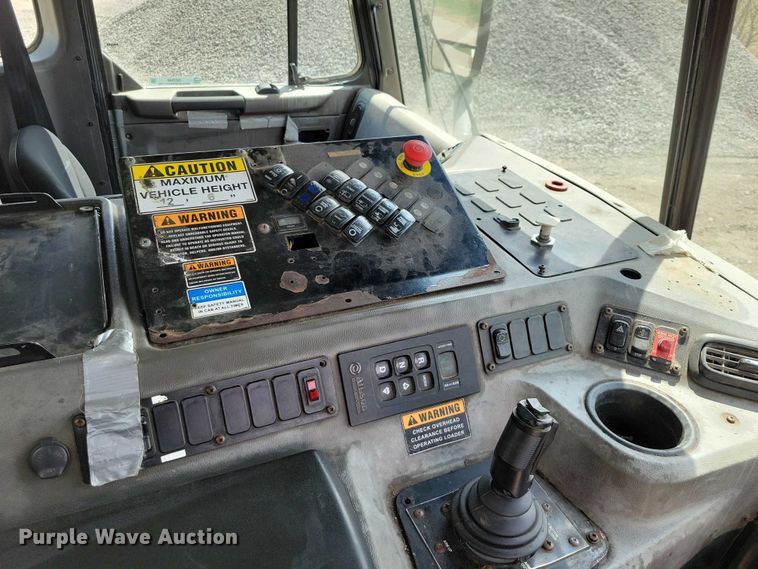 image for item DZ7039 2015 Peterbilt 320 refuse truck