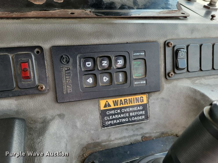 image for item DZ7039 2015 Peterbilt 320 refuse truck