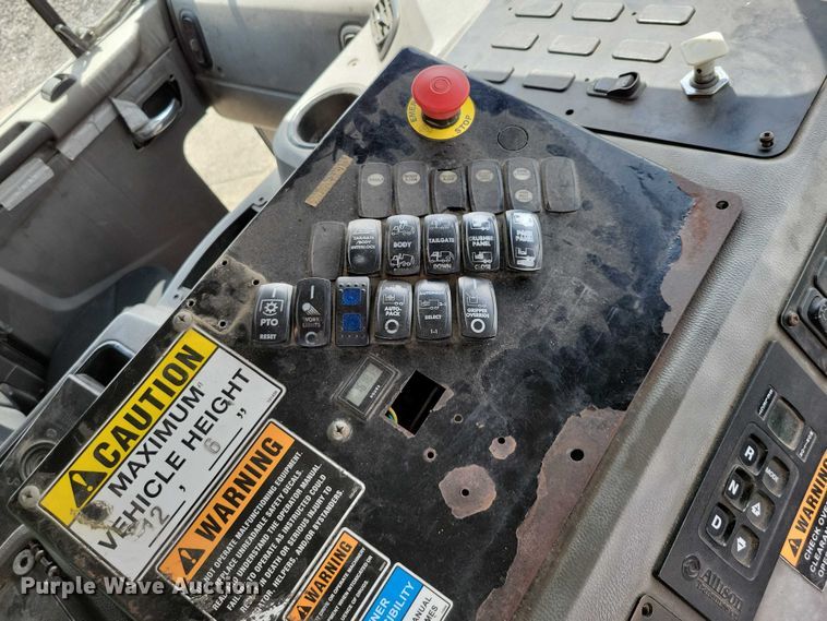 image for item DZ7039 2015 Peterbilt 320 refuse truck