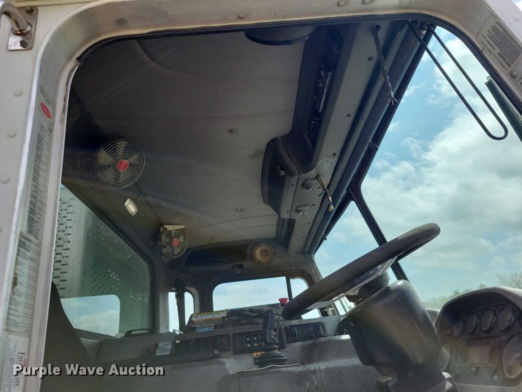 image for item DZ7039 2015 Peterbilt 320 refuse truck