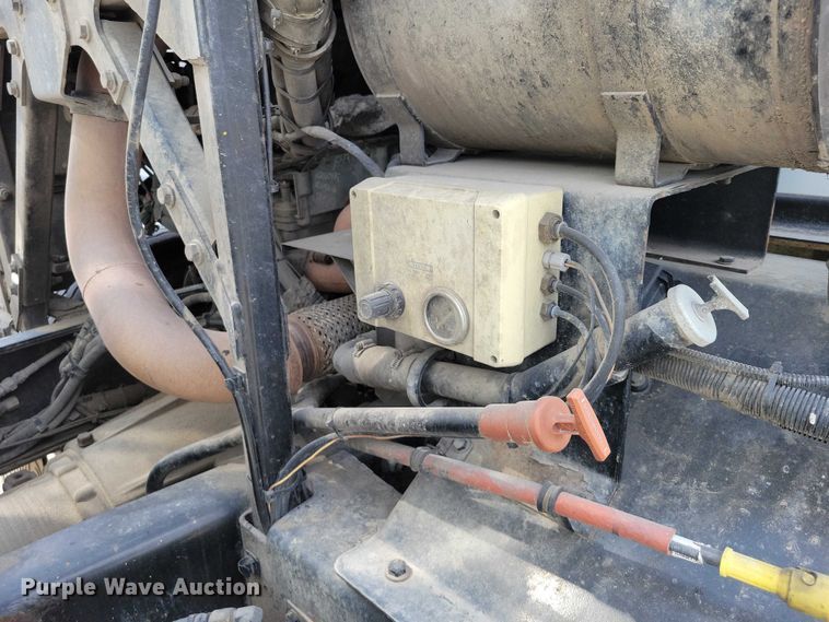 image for item DZ7039 2015 Peterbilt 320 refuse truck