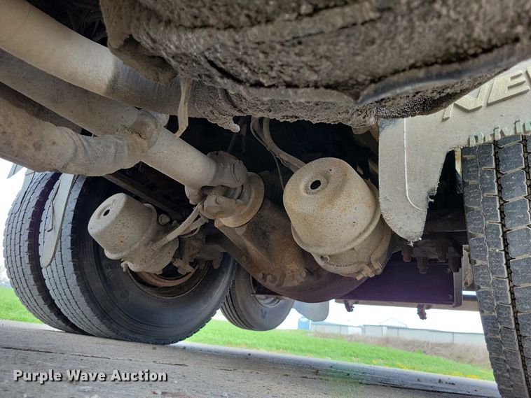 image for item DZ7039 2015 Peterbilt 320 refuse truck