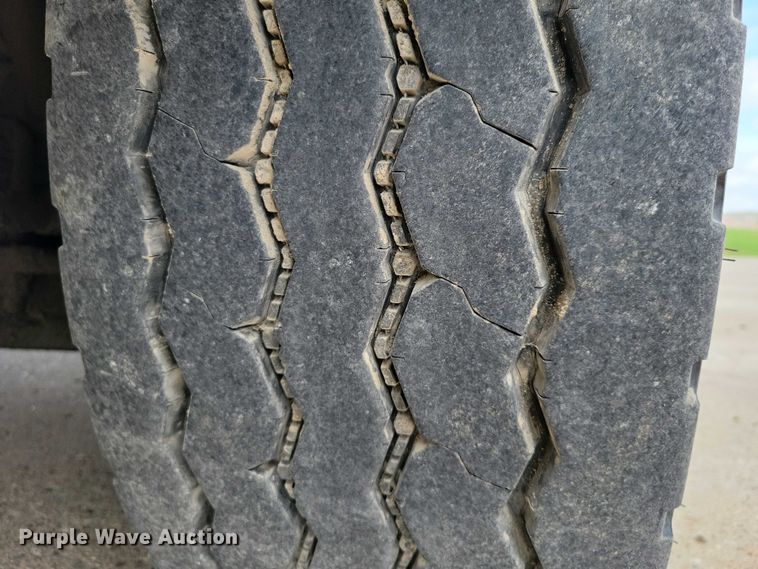 image for item DZ7039 2015 Peterbilt 320 refuse truck