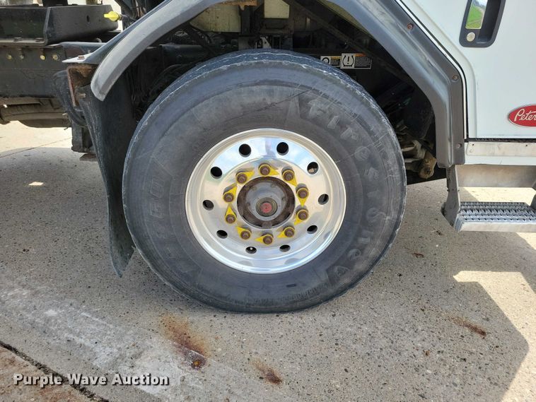 image for item DZ7039 2015 Peterbilt 320 refuse truck