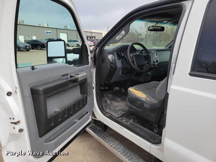 image for item DZ7044 2015 Ford F350 Super Duty Crew Cab pickup truck