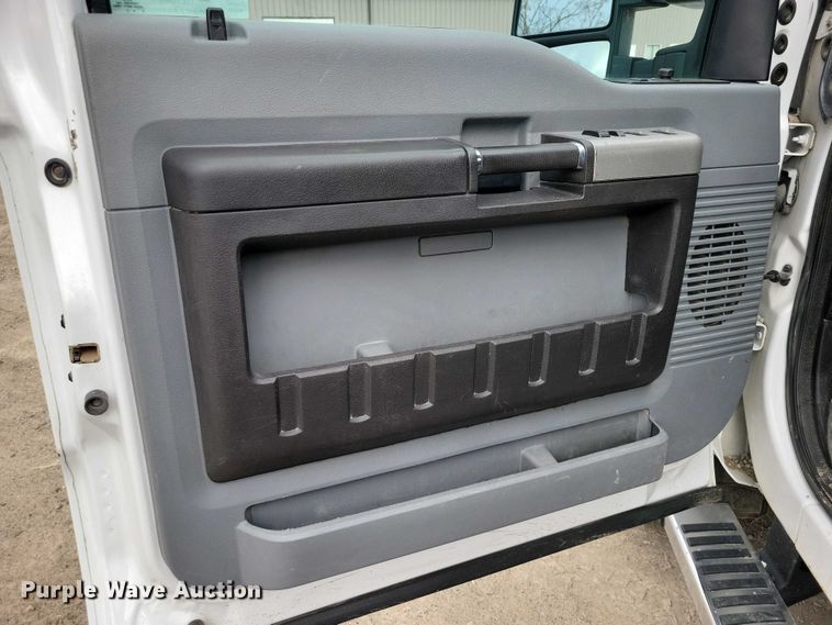 image for item DZ7044 2015 Ford F350 Super Duty Crew Cab pickup truck