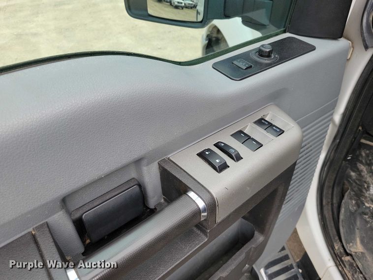 image for item DZ7044 2015 Ford F350 Super Duty Crew Cab pickup truck
