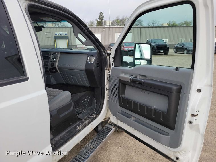 image for item DZ7044 2015 Ford F350 Super Duty Crew Cab pickup truck