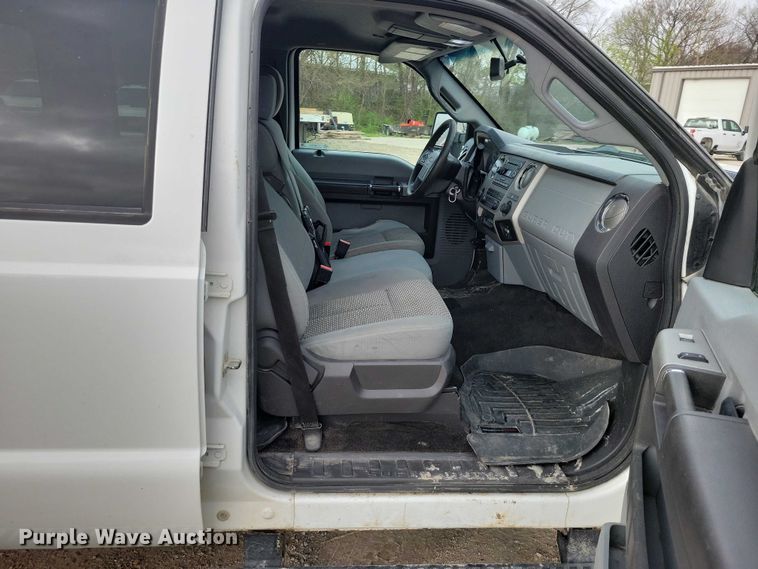 image for item DZ7044 2015 Ford F350 Super Duty Crew Cab pickup truck