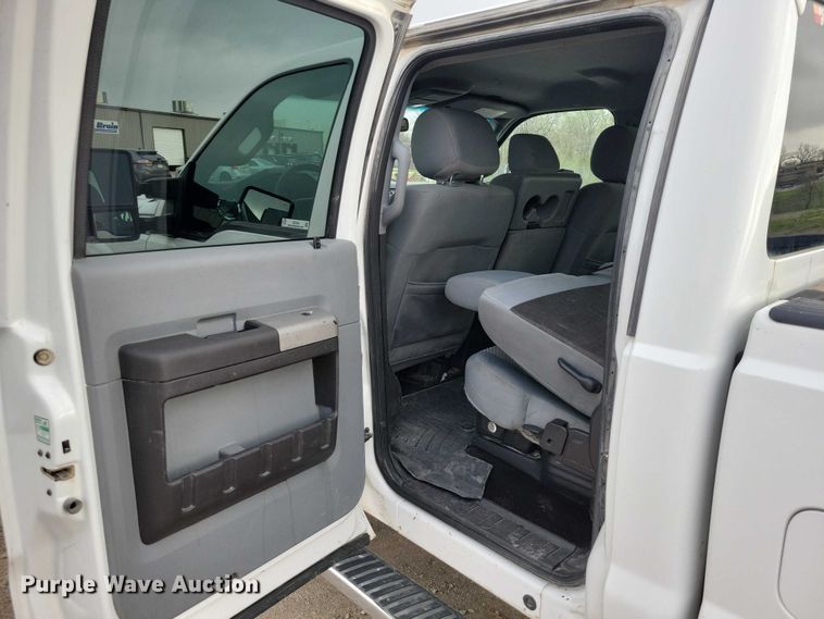 image for item DZ7044 2015 Ford F350 Super Duty Crew Cab pickup truck