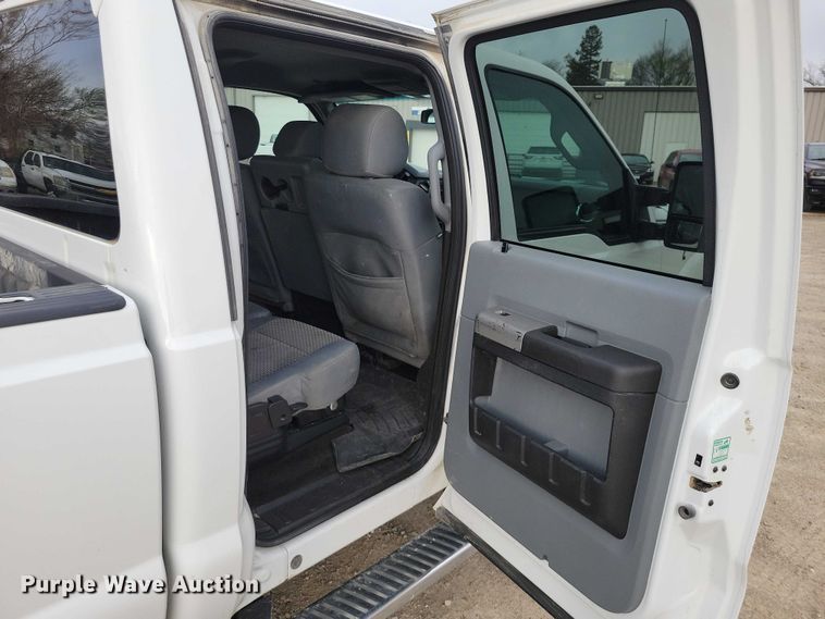 image for item DZ7044 2015 Ford F350 Super Duty Crew Cab pickup truck
