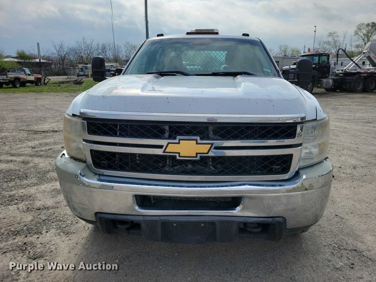 image for item DZ7047 2012 Chevrolet Silverado 3500HD Crew Cab flatbed pickup truck