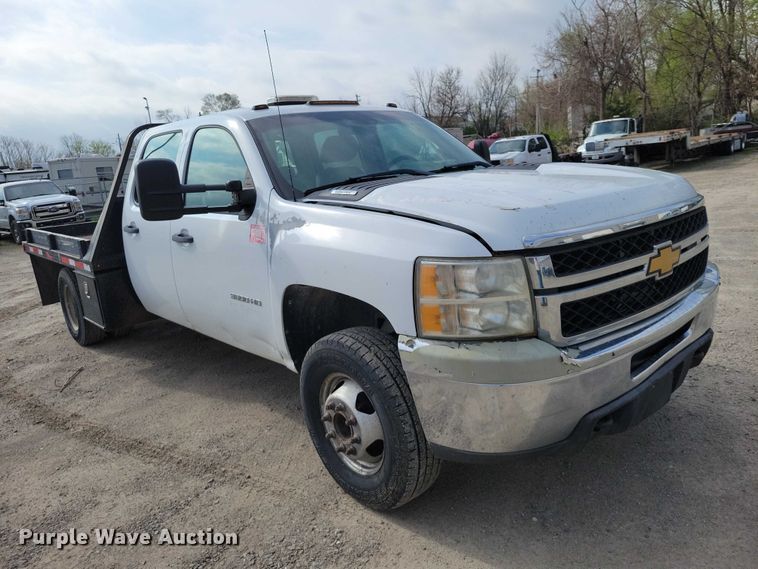 image for item DZ7047 2012 Chevrolet Silverado 3500HD Crew Cab flatbed pickup truck