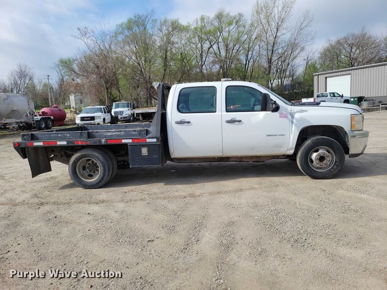 image for item DZ7047 2012 Chevrolet Silverado 3500HD Crew Cab flatbed pickup truck