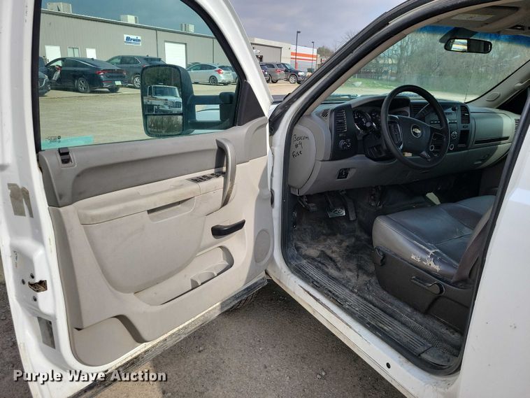 image for item DZ7047 2012 Chevrolet Silverado 3500HD Crew Cab flatbed pickup truck