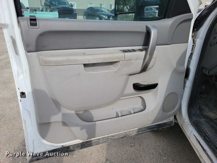 image for item DZ7047 2012 Chevrolet Silverado 3500HD Crew Cab flatbed pickup truck