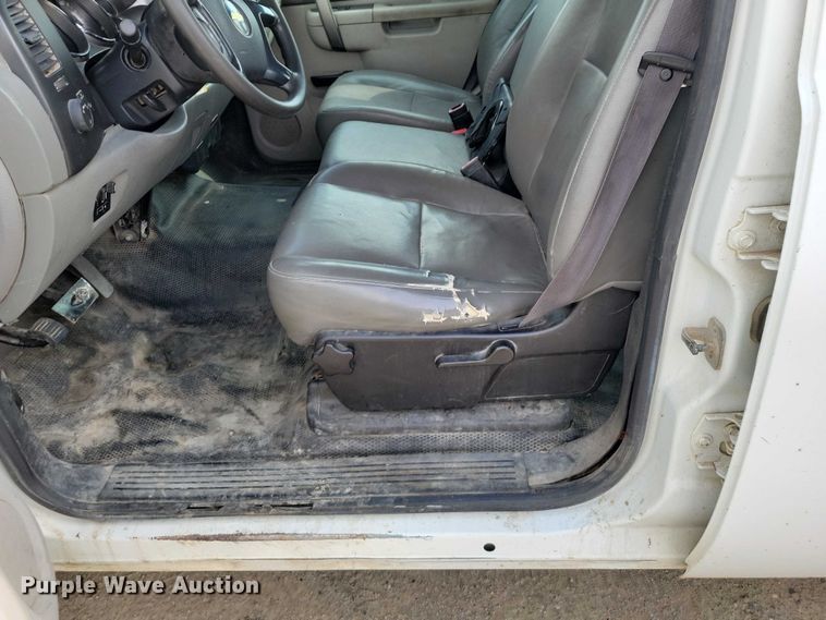 image for item DZ7047 2012 Chevrolet Silverado 3500HD Crew Cab flatbed pickup truck