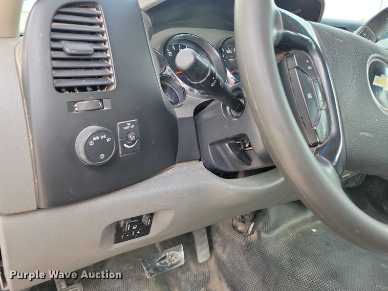 image for item DZ7047 2012 Chevrolet Silverado 3500HD Crew Cab flatbed pickup truck