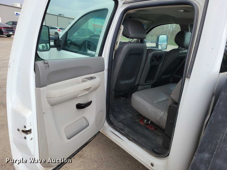 image for item DZ7047 2012 Chevrolet Silverado 3500HD Crew Cab flatbed pickup truck