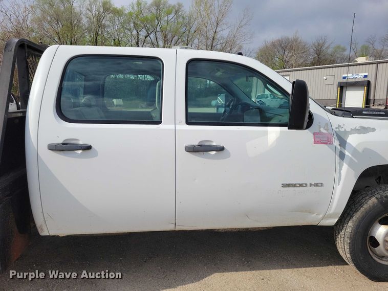 image for item DZ7047 2012 Chevrolet Silverado 3500HD Crew Cab flatbed pickup truck