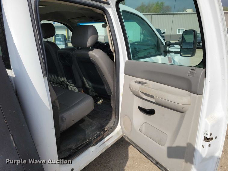 image for item DZ7047 2012 Chevrolet Silverado 3500HD Crew Cab flatbed pickup truck