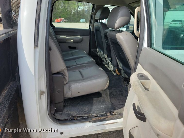 image for item DZ7047 2012 Chevrolet Silverado 3500HD Crew Cab flatbed pickup truck