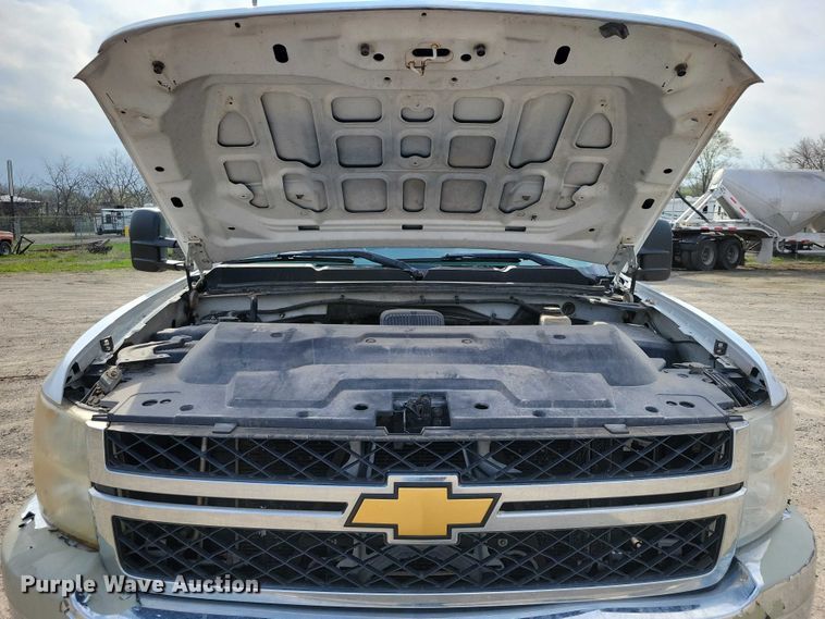 image for item DZ7047 2012 Chevrolet Silverado 3500HD Crew Cab flatbed pickup truck