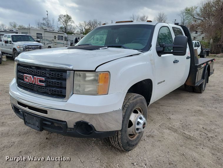 image for item DZ7048 2013 GMC Sierra 3500HD Crew Cab flatbed pickup truck