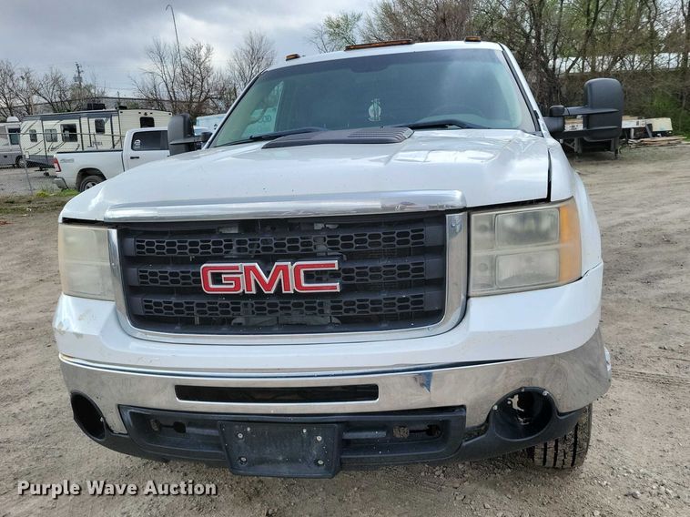 image for item DZ7048 2013 GMC Sierra 3500HD Crew Cab flatbed pickup truck