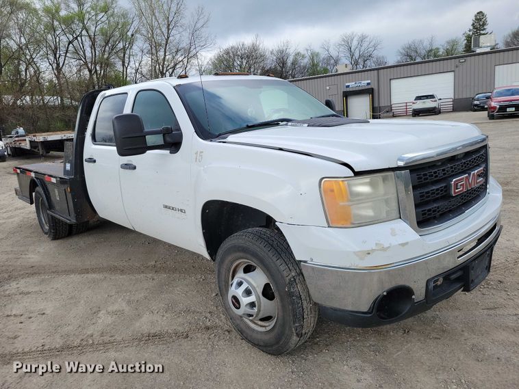 image for item DZ7048 2013 GMC Sierra 3500HD Crew Cab flatbed pickup truck