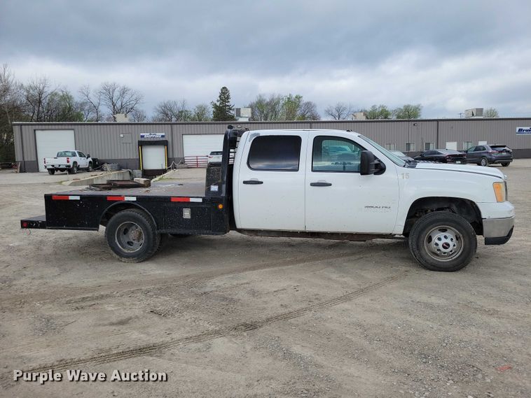 image for item DZ7048 2013 GMC Sierra 3500HD Crew Cab flatbed pickup truck