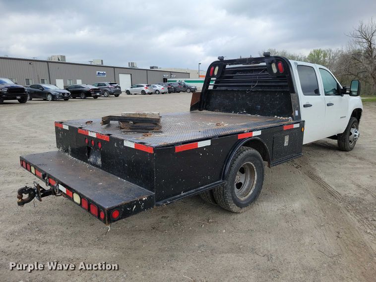 image for item DZ7048 2013 GMC Sierra 3500HD Crew Cab flatbed pickup truck