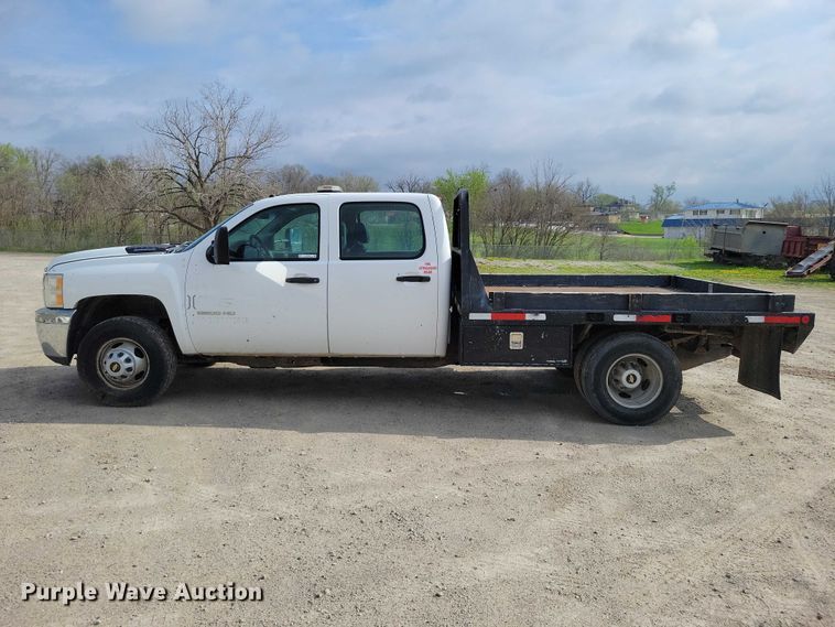 image for item DZ7048 2013 GMC Sierra 3500HD Crew Cab flatbed pickup truck