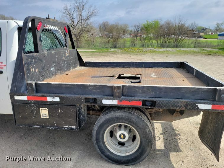 image for item DZ7048 2013 GMC Sierra 3500HD Crew Cab flatbed pickup truck
