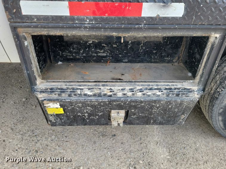 image for item DZ7048 2013 GMC Sierra 3500HD Crew Cab flatbed pickup truck